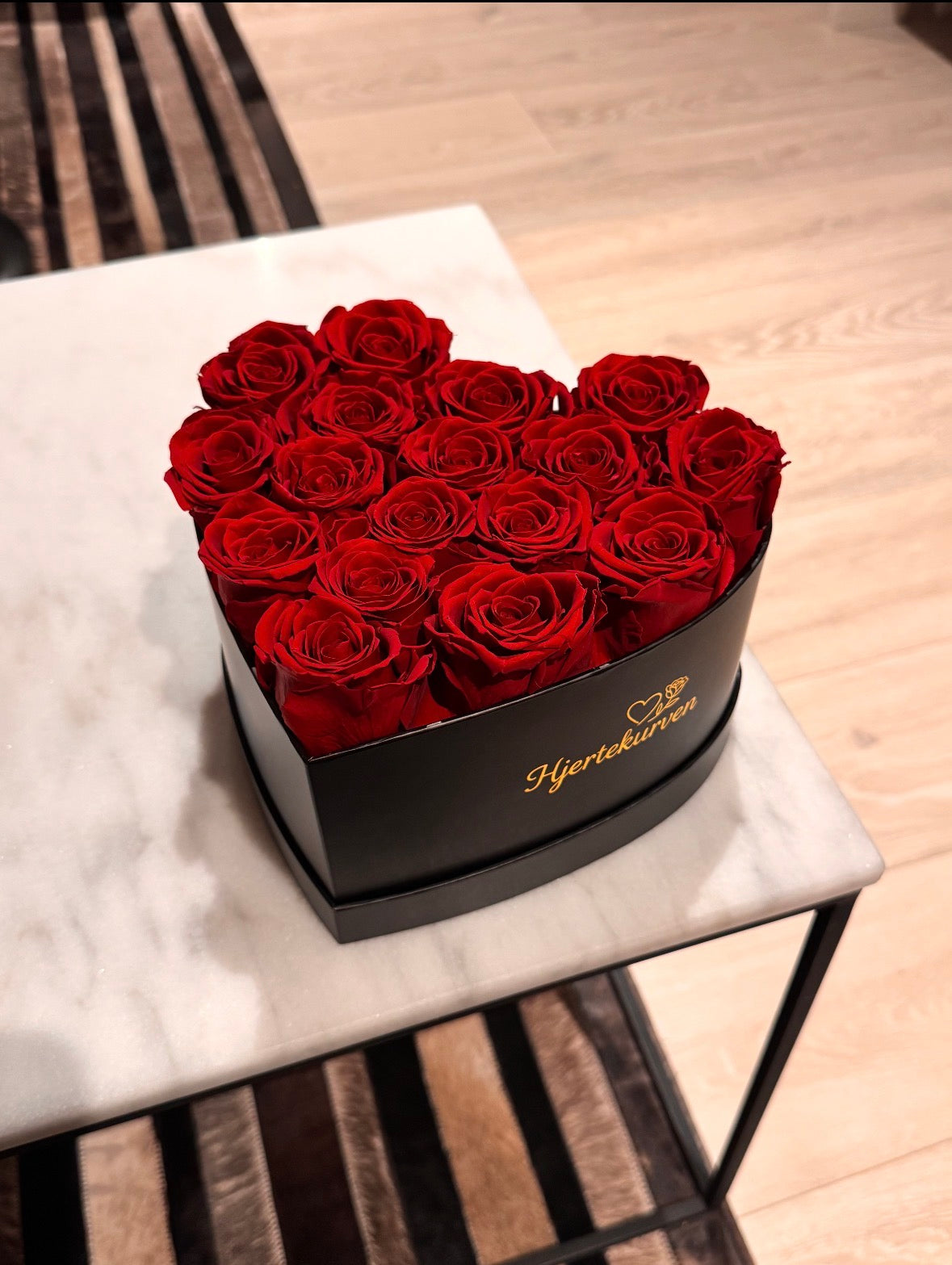 Hjerteboks med 17 røde roser