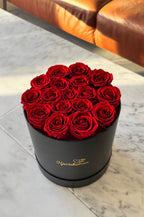 Rundboks med 17 røde roser